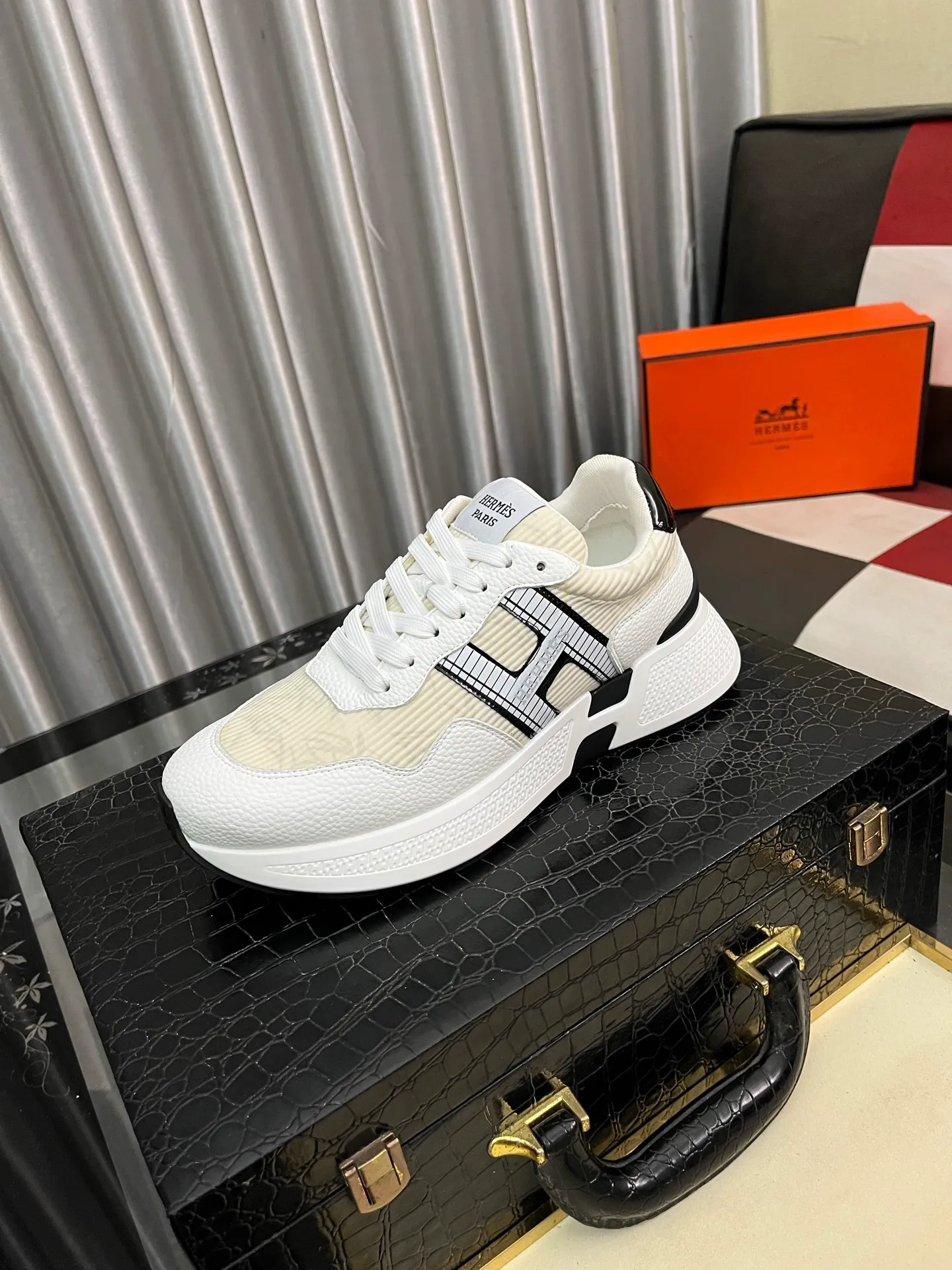 Men's shoes 💰540⌚️⌚️ HERMES/Hermès men's rest sneakers! -High-end quality original casual sports shoes -Upper: high nappa calfskin, forging technology, knitted fabric, shoe brand webbing, injection molded brand logo -Inner: foot pad; water-dyed cowhide -Outsole: ultra-light TPU·rubber; two-color molded outsole -Ultra-high quality control·fine workmanship: highlighted (high-end·luxury·grade) Size: 38-443️⃣Colors available